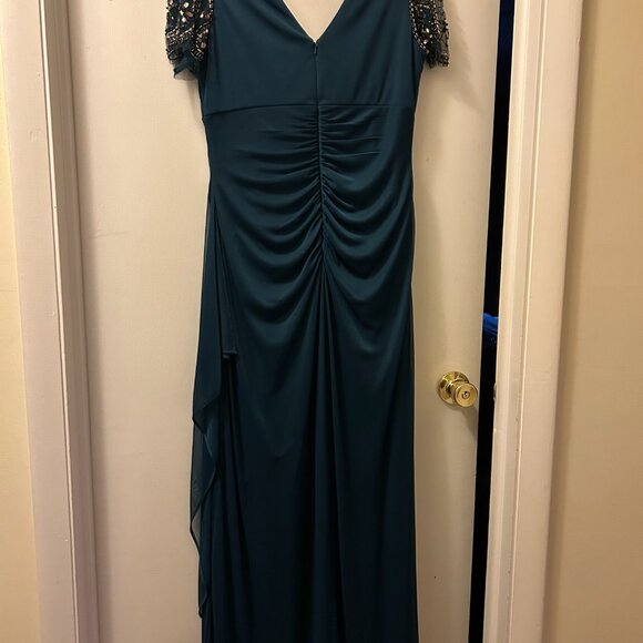 ✨ Brand New Formal Dress for Sale – Never Worn! ✨ - Picture 6 of 9